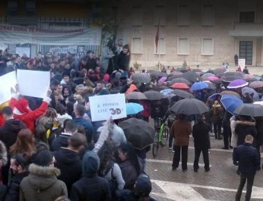Οι φοιτητές στην Αλβανία οργισμένοι βγήκαν στους δρόμους (φωτό)